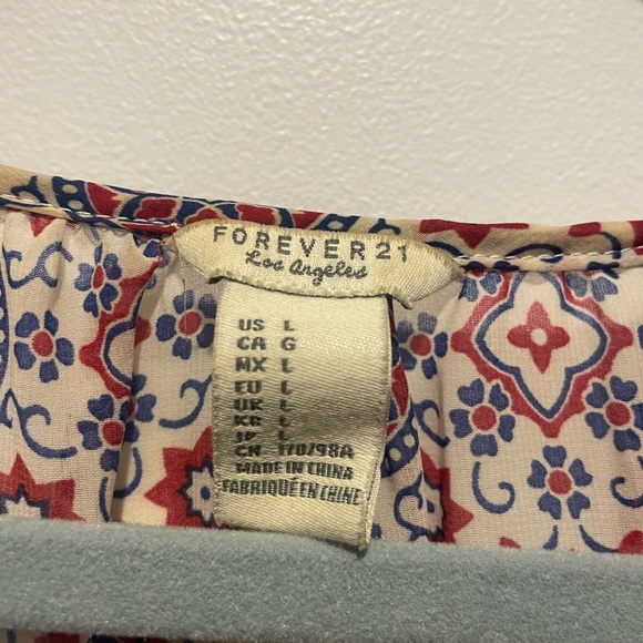 Red blue and cream patterned blouse, V neck, 3/4 sleeves, Forever 21 Size L - Picture 3 of 6